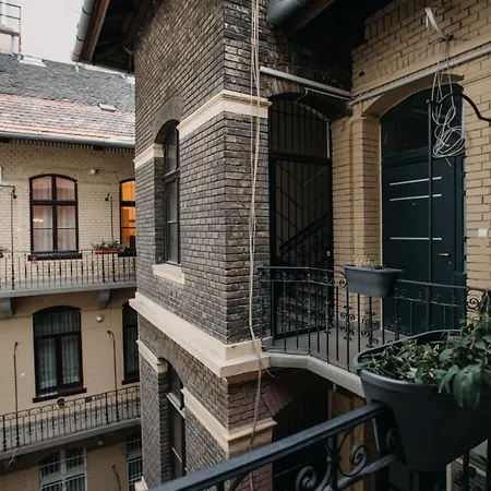 Stylish In The Heart Of The Center With Air Conditioner