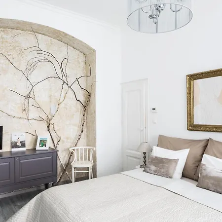 Stylish In The Heart Of The Center With Air Conditioner Apartment