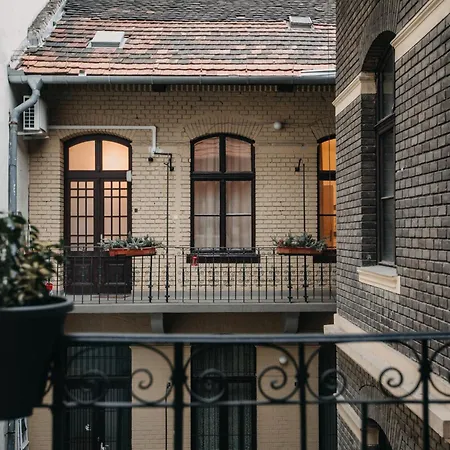 Stylish In The Heart Of The Center With Air Conditioner Apartment